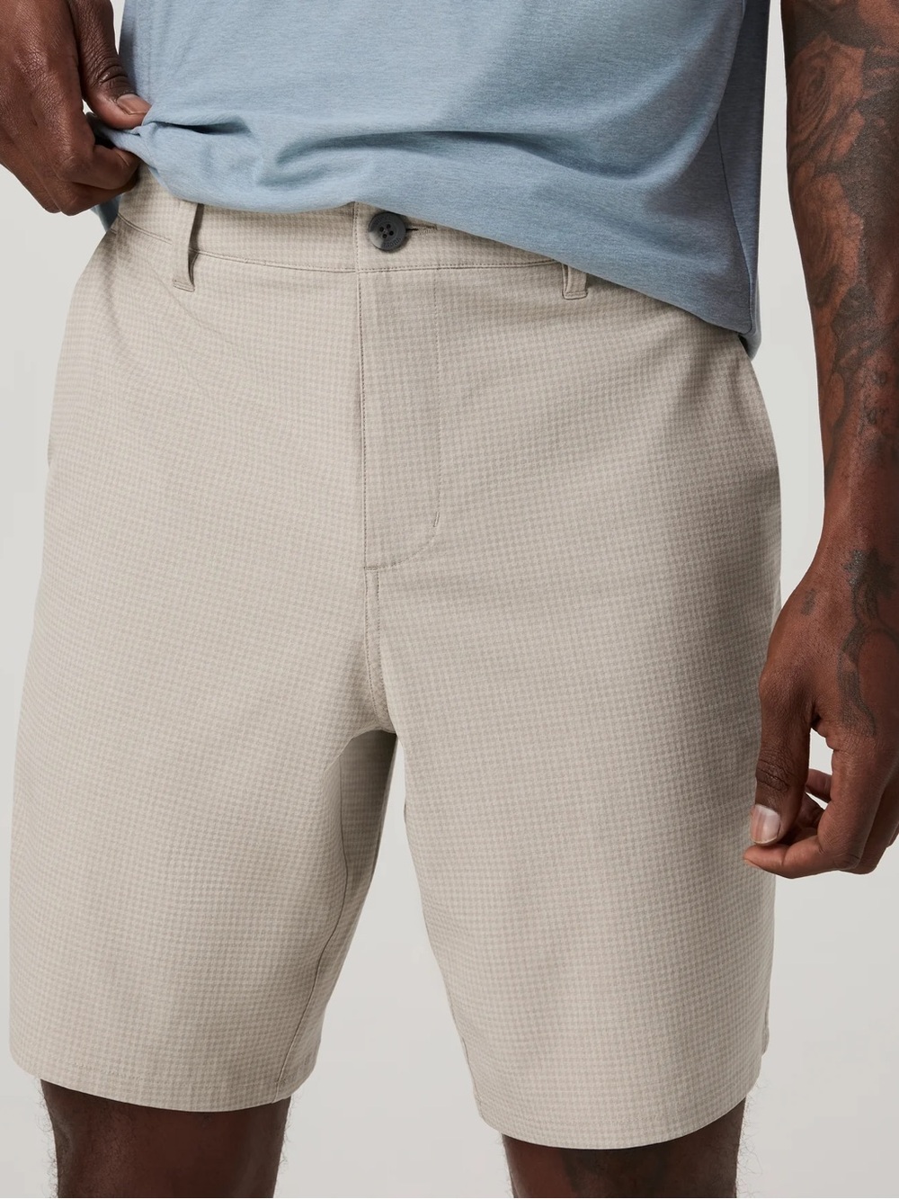 Vuori Mens 30” Aim 8” Shorts in Khaki Houndstooth